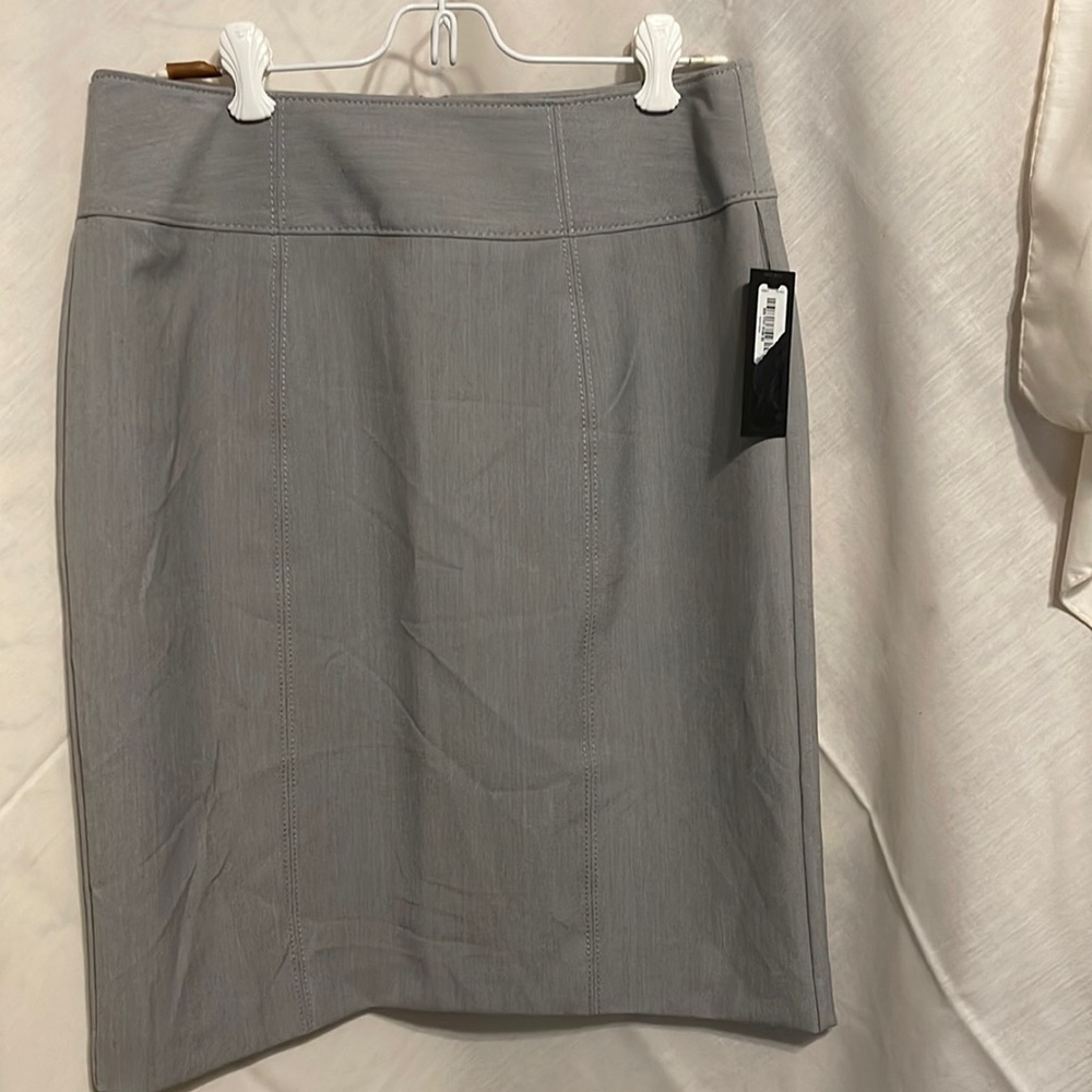 Worthington skirt, light gray.  Size 6 NWT